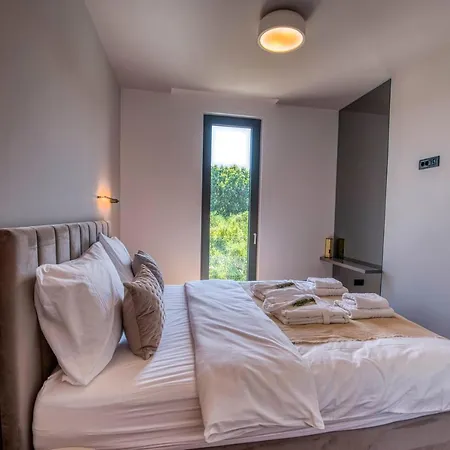 Crystal Ii Apartment Sukosan